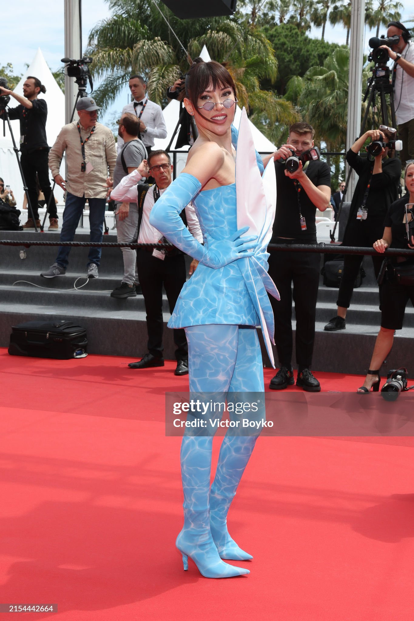 Diễn viên người Iran Soheila Golestani diện thiết kế lạ mắt, cá tính tại thảm đỏ ra mắt phim The Seed Of The Sacred Fig.