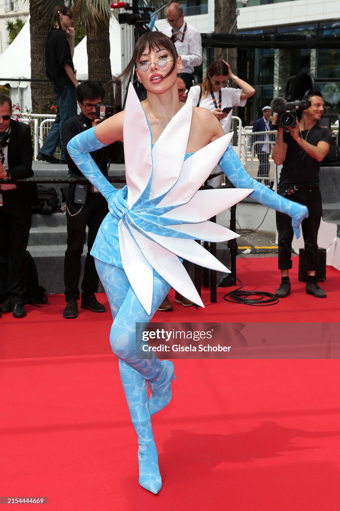 Diễn viên người Iran Soheila Golestani diện thiết kế lạ mắt, cá tính tại thảm đỏ ra mắt phim The Seed Of The Sacred Fig.