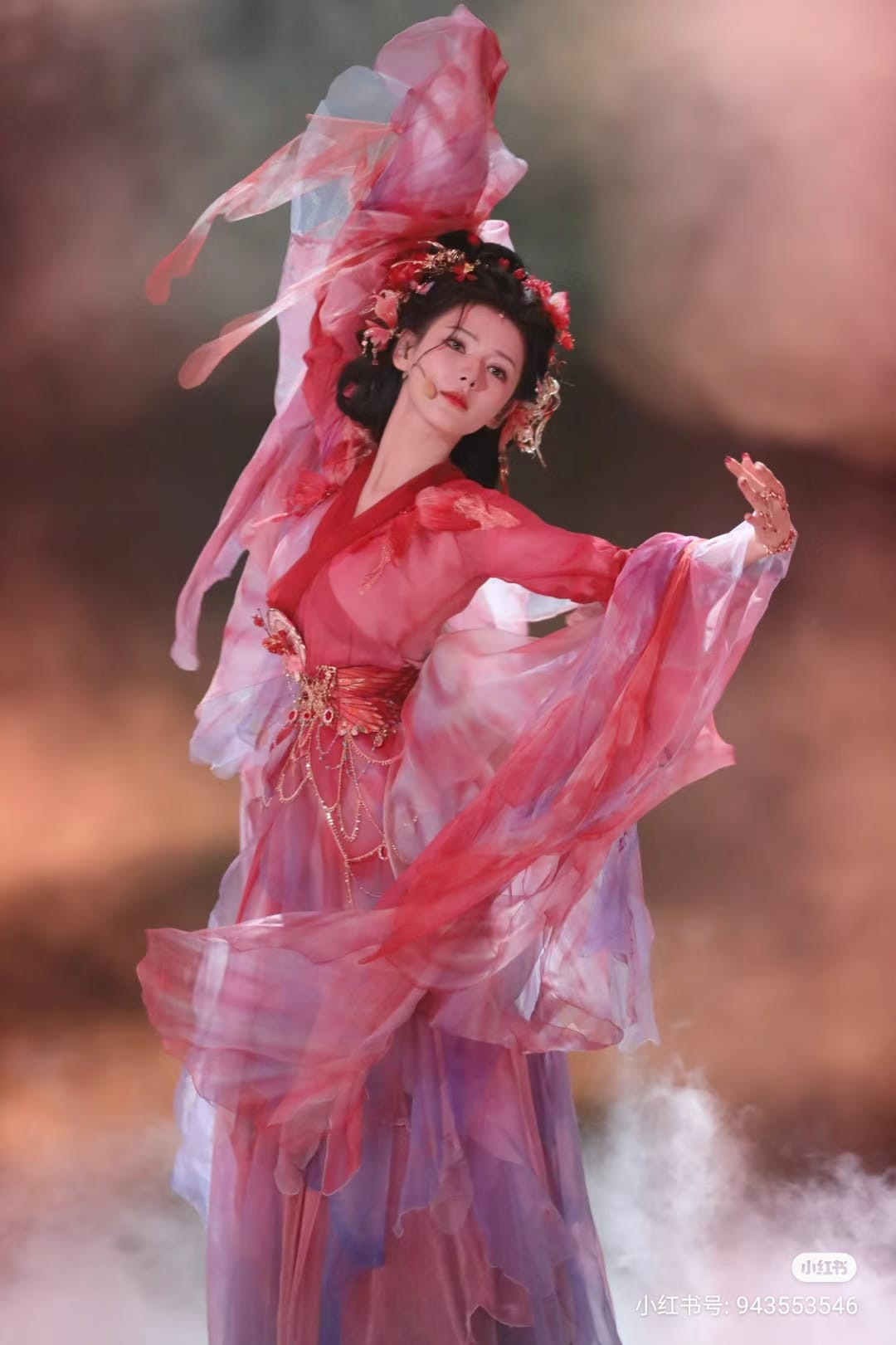 Tạo hình của Trương Dư Hi trên sân khấu Đạp Gió 2024. Cô thu hút ánh nhìn với làn da trắng, thân hình mảnh mai, trang phục được đầu tư kỹ lưỡng.