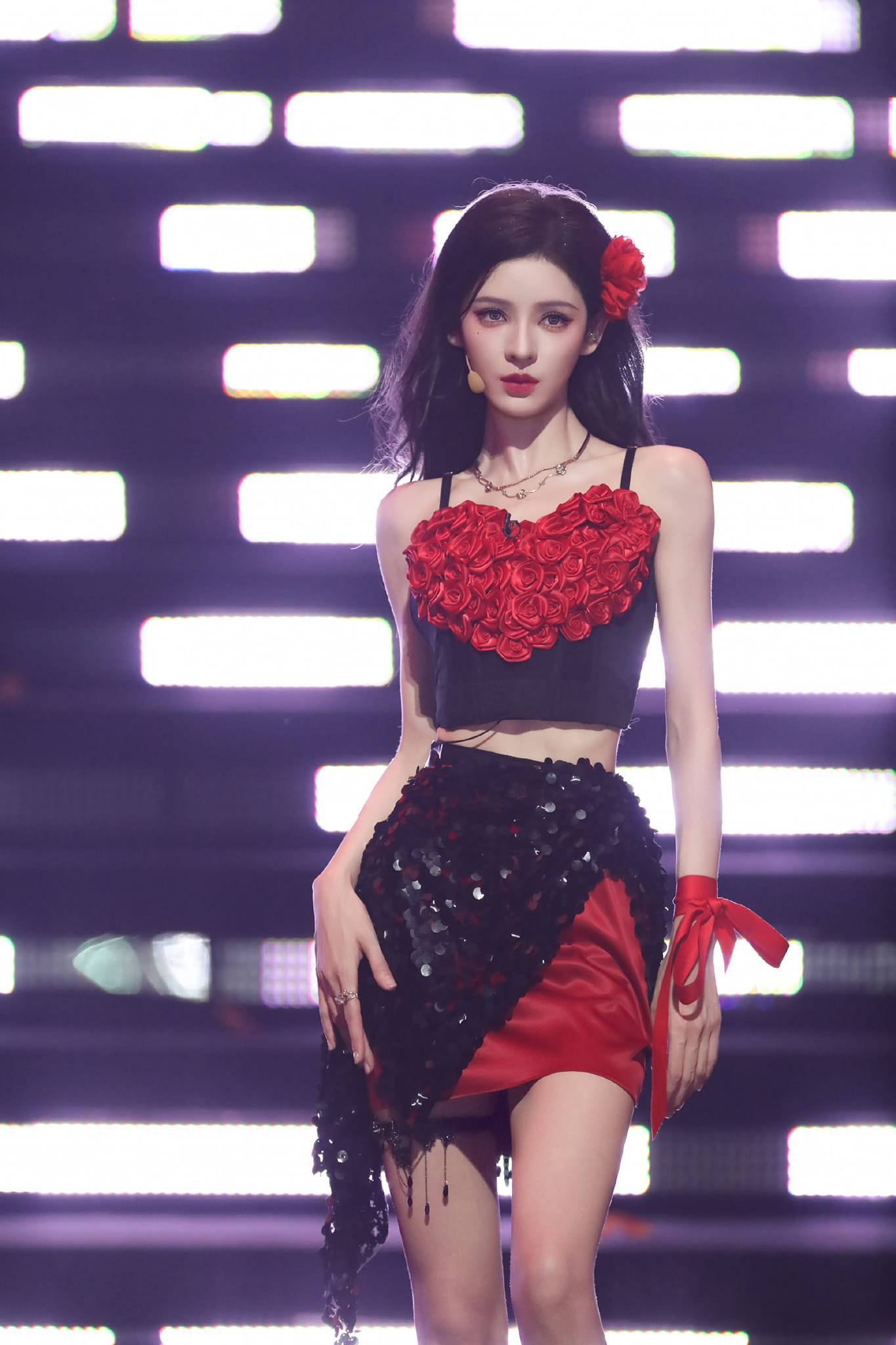 Tạo hình của Trương Dư Hi trên sân khấu Đạp Gió 2024. Cô thu hút ánh nhìn với làn da trắng, thân hình mảnh mai, trang phục được đầu tư kỹ lưỡng.