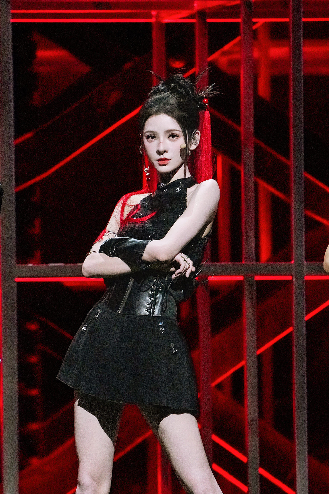 Tạo hình của Trương Dư Hi trên sân khấu Đạp Gió 2024. Cô thu hút ánh nhìn với làn da trắng, thân hình mảnh mai, trang phục được đầu tư kỹ lưỡng.