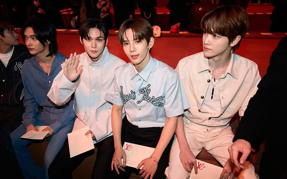 Nhóm nhạc đại sứ được ưu ái ngồi hàng đầu trong show diễn.