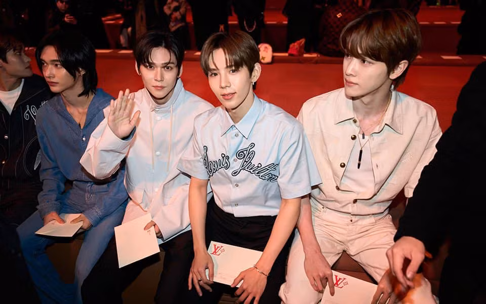 Nhóm nhạc đại sứ được ưu ái ngồi hàng đầu trong show diễn.