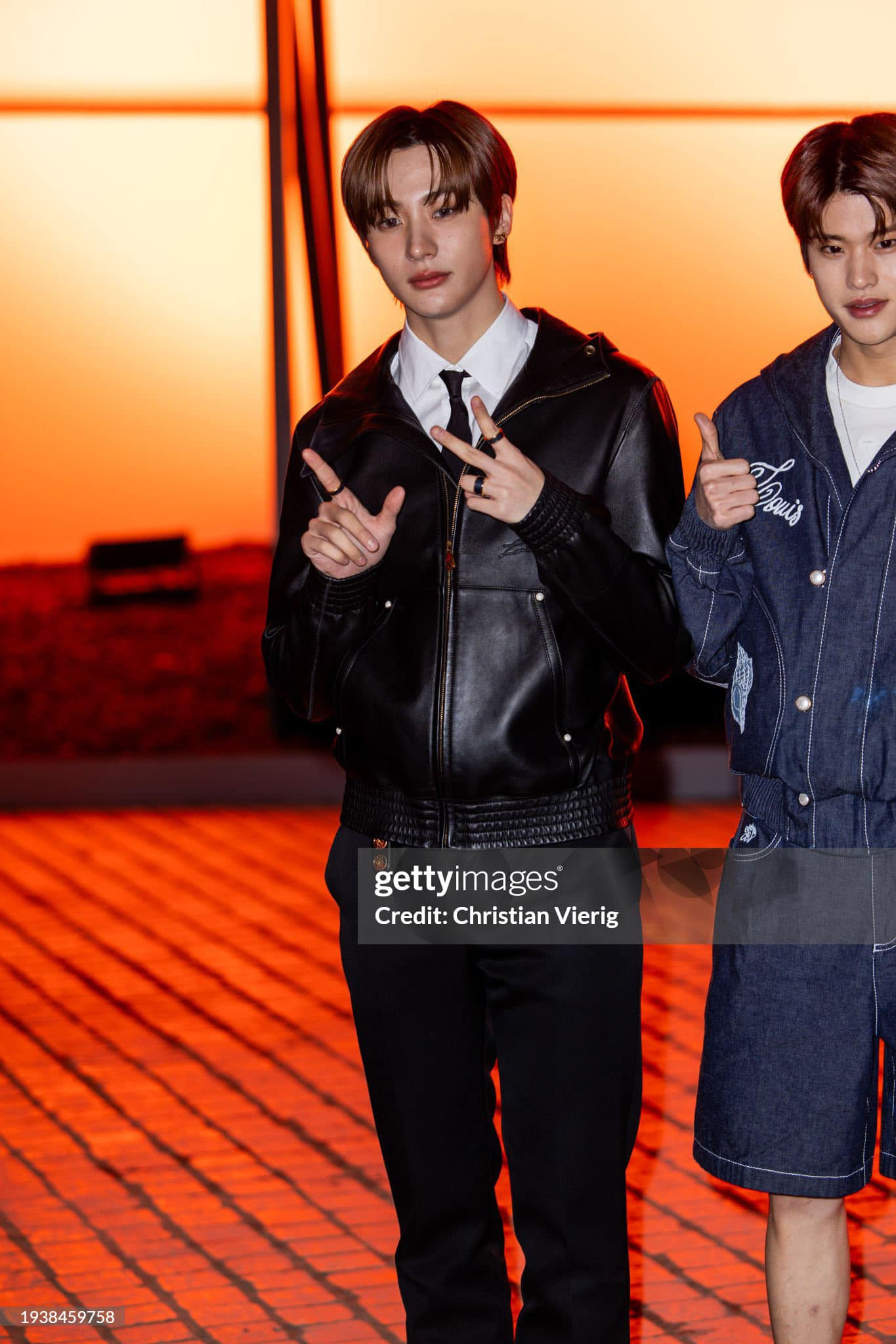 Nhóm nhạc đại sứ được ưu ái ngồi hàng đầu trong show diễn.