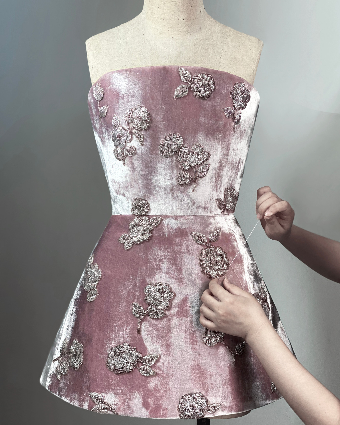 NTK Trần Hùng cùng đội ngũ thợ thủ công lành nghề dành tới nửa tháng để hoàn thiện các chi tiết thêu nổi, đính kết tỉ mỉ được lấy cảm hứng từ hoa trà.