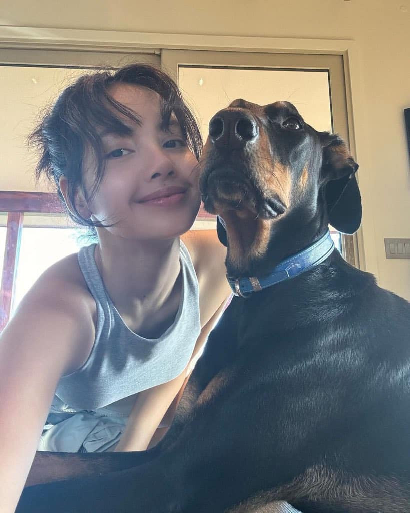 Lisa BLACKPINK cũng thoải mái khoe mặt mộc, diện mạo thường ngày trên trang cá nhân hơn 100 triệu người theo dõi kể từ khi rời YG.