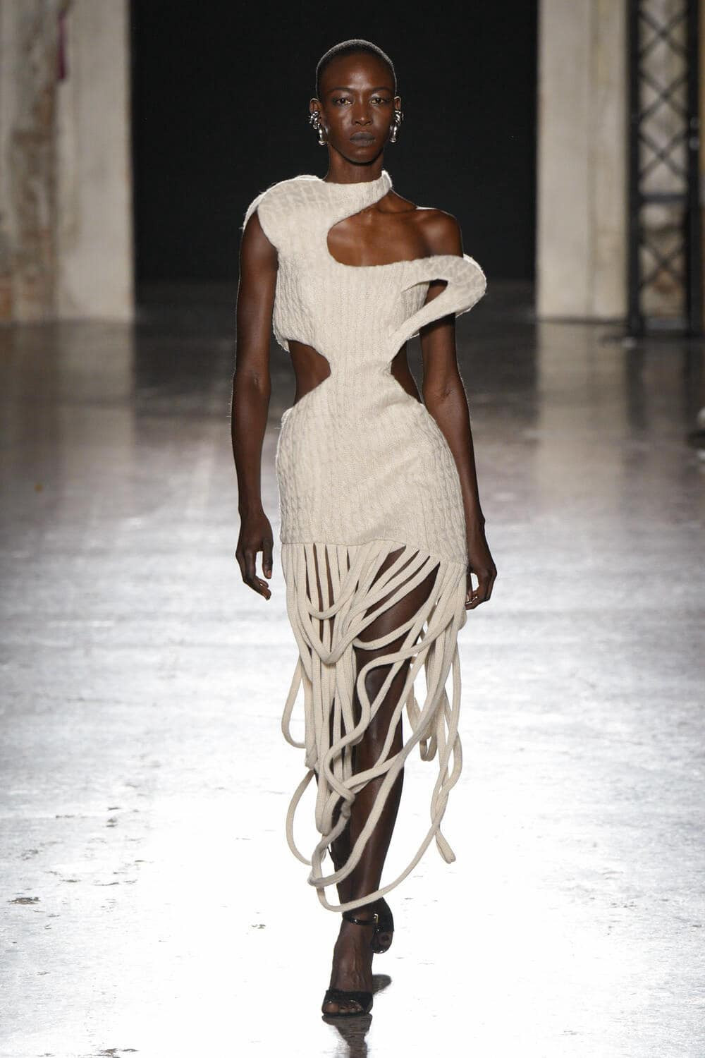 "Kiêu hãnh", "tinh xảo" và "ước lệ" là ba từ khóa được các tín đồ thời trang mô tả, khen ngợi về BST.