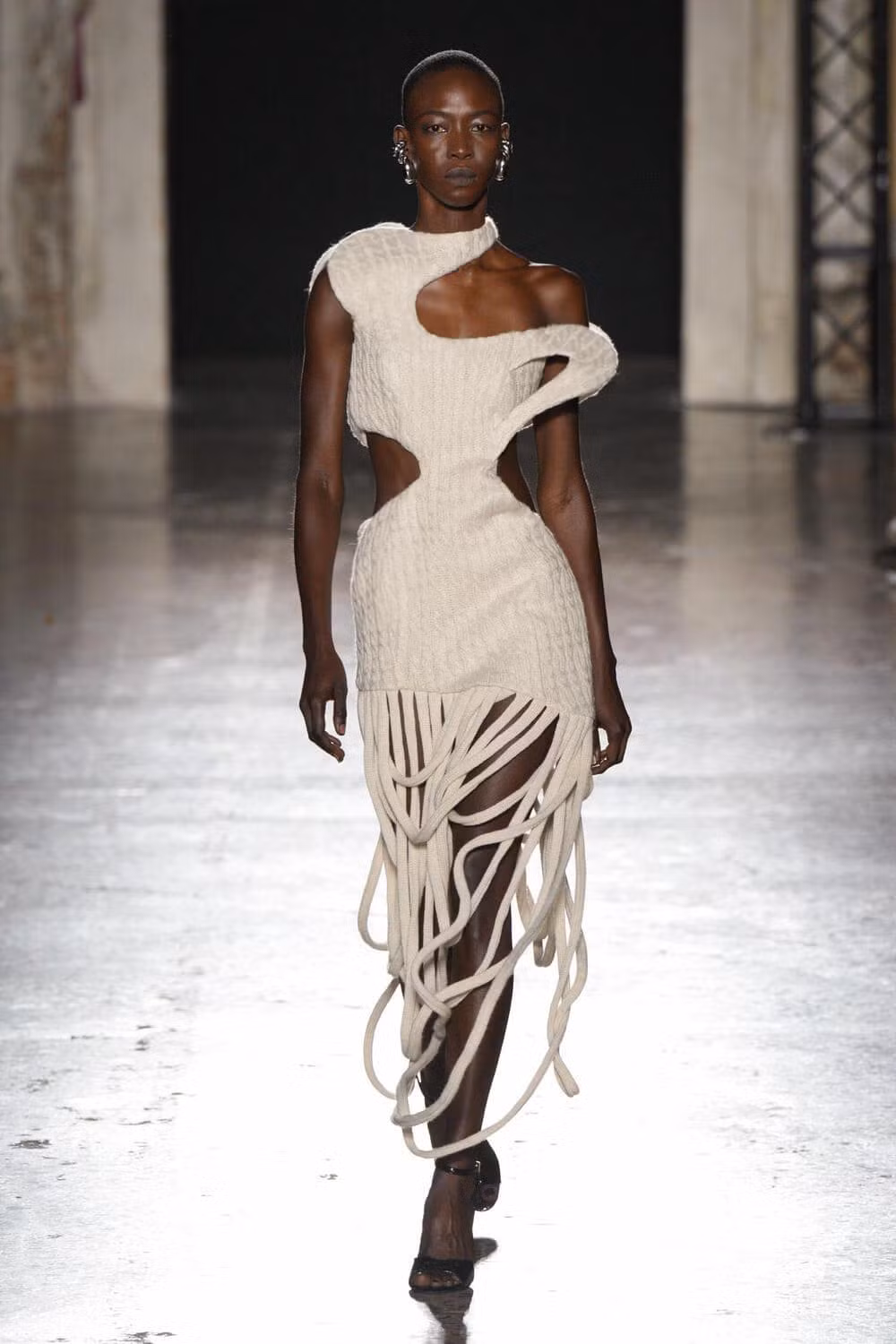 "Kiêu hãnh", "tinh xảo" và "ước lệ" là ba từ khóa được các tín đồ thời trang mô tả, khen ngợi về BST.