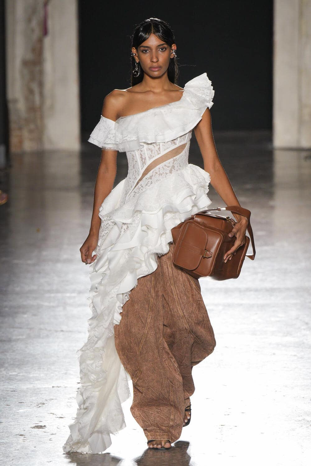 Phá cách - Nổi loạn - Truyền thống là 3 tính từ mô tả tinh thần chủ đạo trong sáng tạo của Phan Đăng Hoàng.