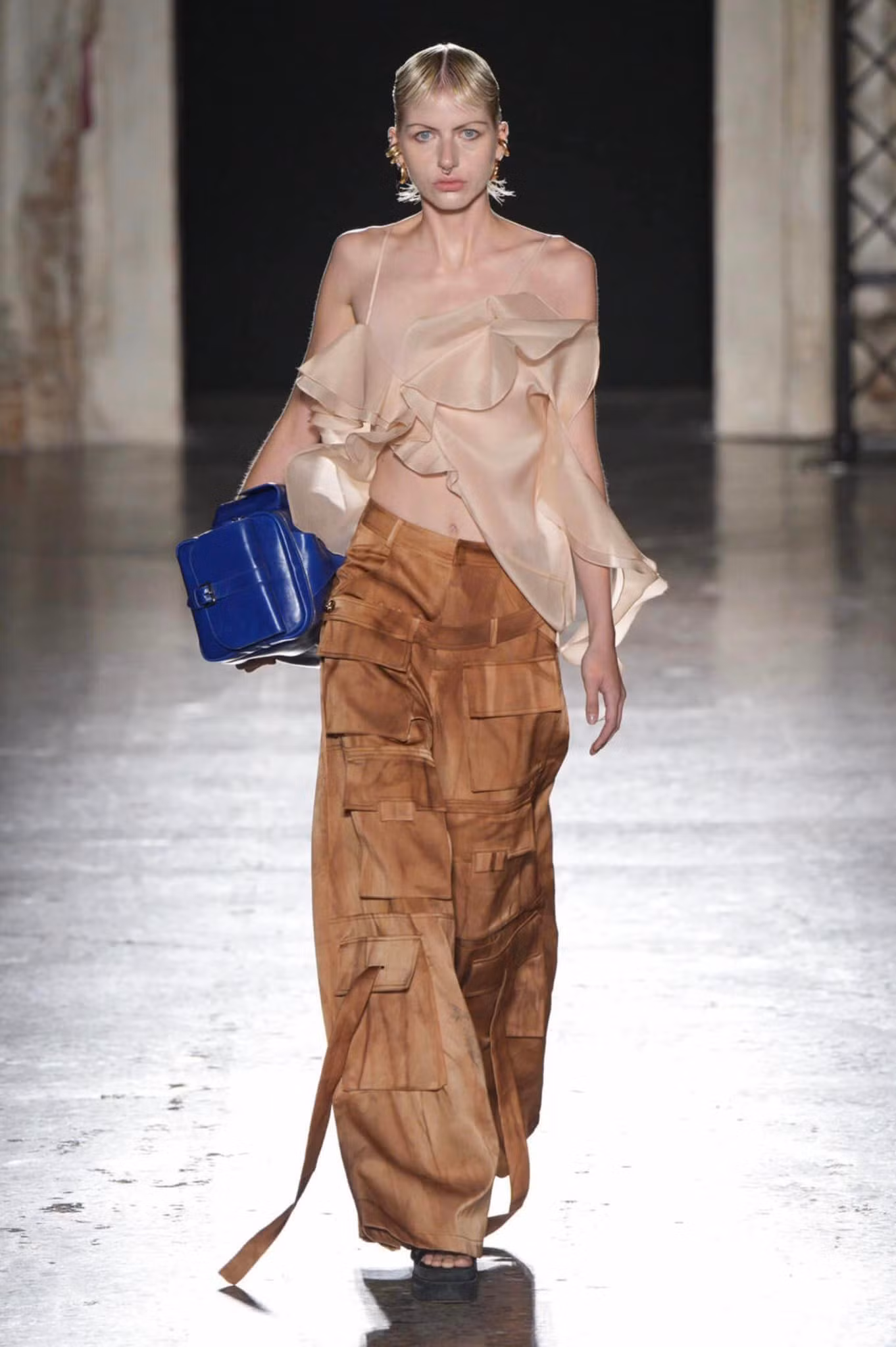 "Kiêu hãnh", "tinh xảo" và "ước lệ" là ba từ khóa được các tín đồ thời trang mô tả, khen ngợi về BST.