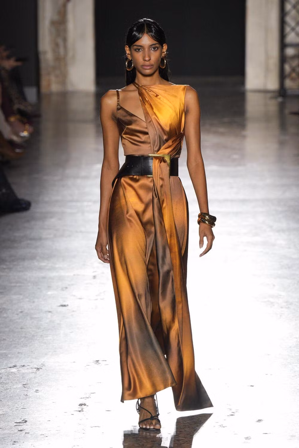 Ba lần giới thiệu các sáng tạo tại Milan Fashion Week, Phan Đăng Hoàng tạo dấu ấn nhờ "bản sắc Á Đông, thông điệp nữ quyền mạnh mẽ, tinh tế".