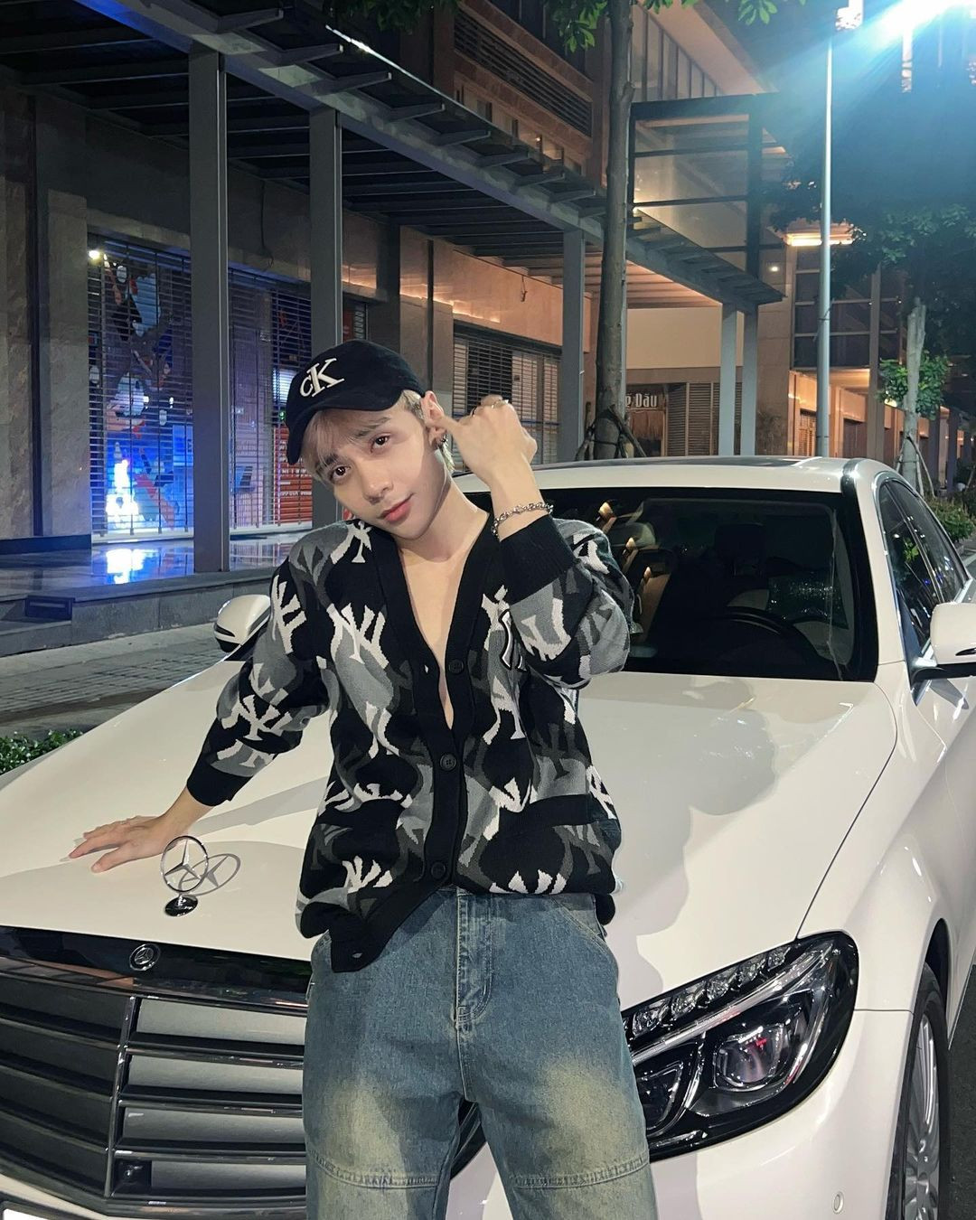 Quang Hùng chuộng trang phục năng động, mang hơi hướng đường phố bụi bặm.
