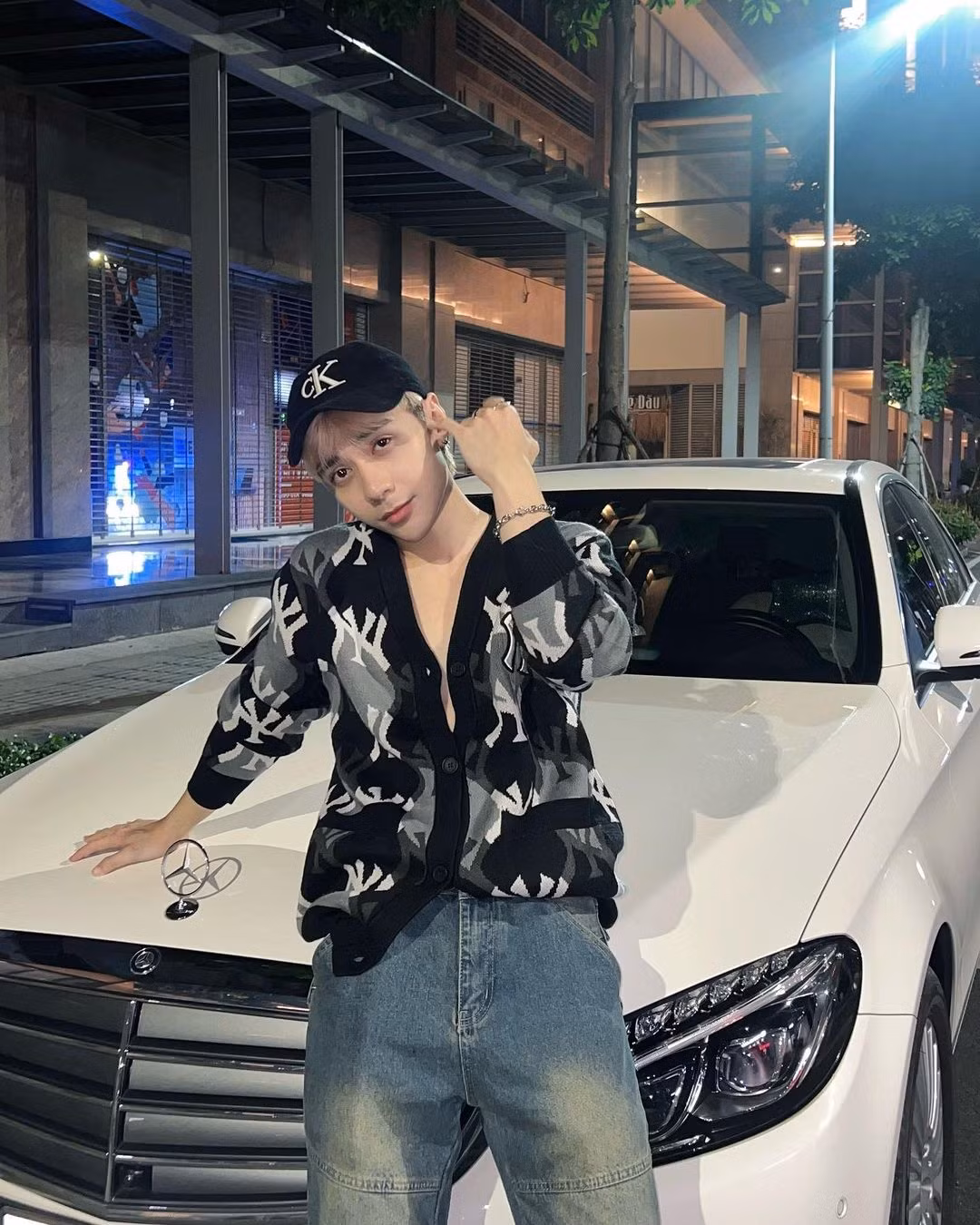 Quang Hùng chuộng trang phục năng động, mang hơi hướng đường phố bụi bặm. Quang Hùng chuộng trang phục năng động, mang hơi hướng đường phố bụi bặm.