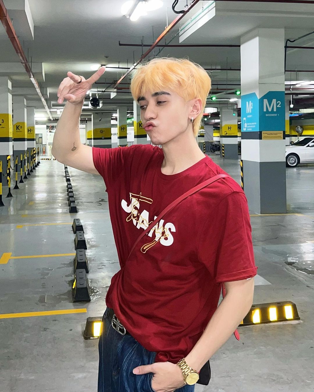 Quang Hùng chuộng trang phục năng động, mang hơi hướng đường phố bụi bặm.