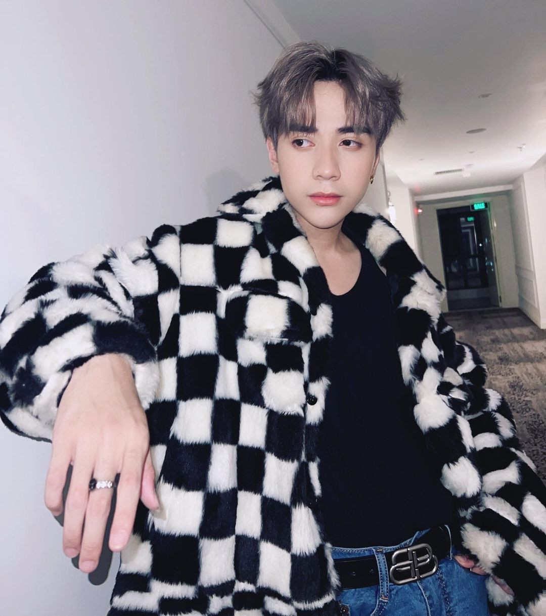 Quang Hùng chuộng trang phục năng động, mang hơi hướng đường phố bụi bặm.