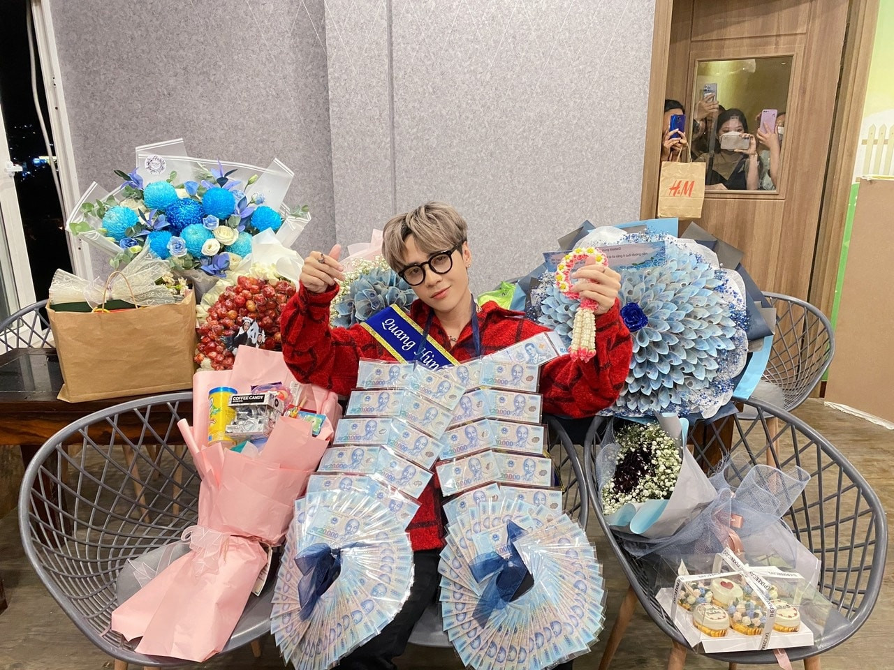 Fan Thái chi mạnh tay tặng quà cho thần tượng từ đặc sản ẩm thực tới tiền mặt "trĩu cổ".