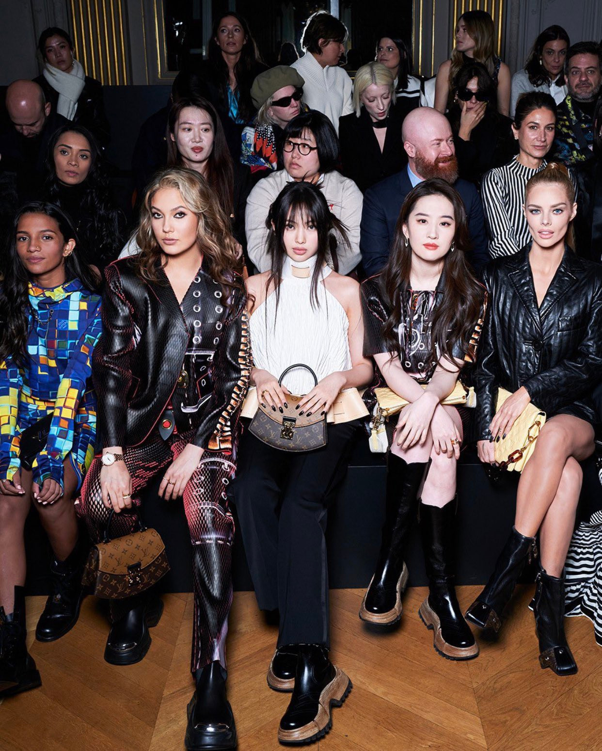 Nữ idol 15 tuổi được thương hiệu ưu ái vị trí front-row cạnh Lưu Diệc Phi, Cốc Ái Lăng. Nữ idol 15 tuổi được thương hiệu ưu ái vị trí front-row cạnh Lưu Diệc Phi, Cốc Ái Lăng.