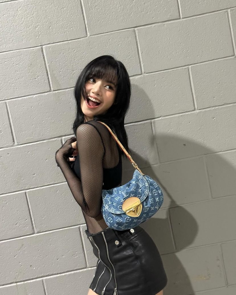 Visual của Lisa BLACKPINK được khen trong trẻo, rạng rỡ khi bất ngờ xuất hiện tại đêm diễn The Eras Tour của Taylor Swift tại Singapore.