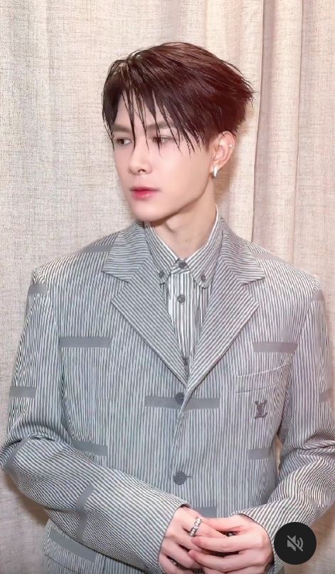 Anh Tú Atus diện thiết kế thuộc BST kết hợp cùng nghệ sỹ Park Seo Bo, có giá hơn 156 triệu đồng.