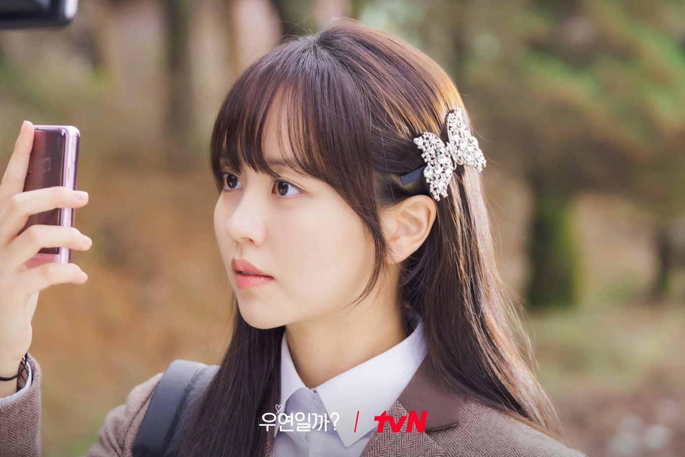 Hình ảnh so sánh tạo hình của nữ chính Hong Joo 19 tuổi (trên) và 29 tuổi (dưới). Hình ảnh so sánh tạo hình của nữ chính Hong Joo 19 tuổi (trên) và 29 tuổi (dưới).