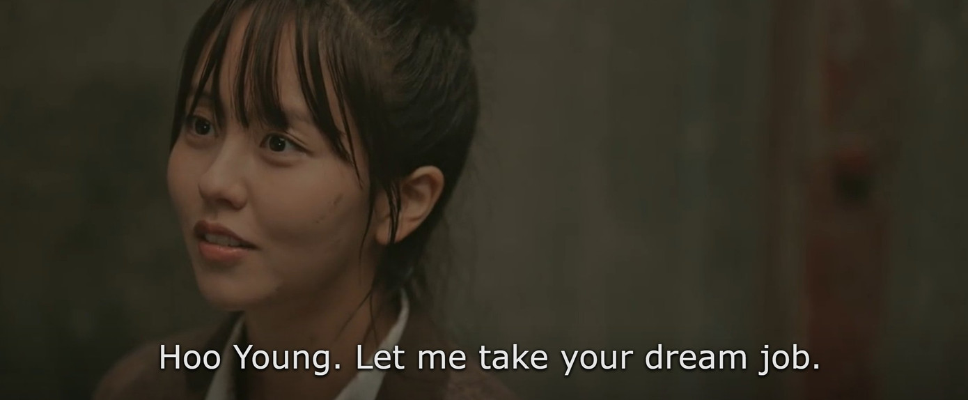 Phần tóc mái dài chạm mắt bị ướt khi Hong Joo gặp sự cố rơi xuống cống phù hợp hoàn cảnh thực tế nhưng khiến khán giả "tức mắt", khó tập trung được vào sự chuyển biến trong tình cảm của cô. Phần tóc mái dài chạm mắt bị ướt khi Hong Joo gặp sự cố rơi xuống cống phù hợp hoàn cảnh thực tế nhưng khiến khán giả "tức mắt", khó tập trung được vào sự chuyển biến trong tình cảm của cô.