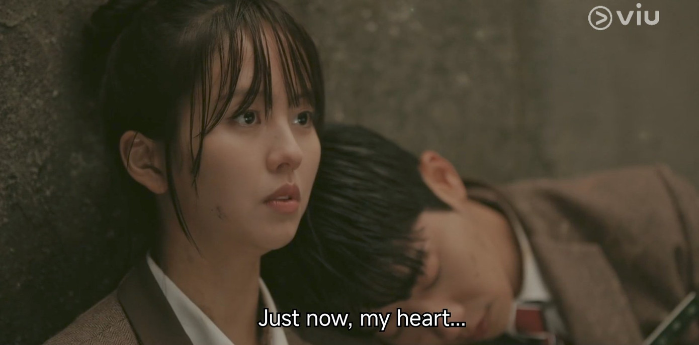 Phần tóc mái dài chạm mắt bị ướt khi Hong Joo gặp sự cố rơi xuống cống phù hợp hoàn cảnh thực tế nhưng khiến khán giả "tức mắt", khó tập trung được vào sự chuyển biến trong tình cảm của cô. Phần tóc mái dài chạm mắt bị ướt khi Hong Joo gặp sự cố rơi xuống cống phù hợp hoàn cảnh thực tế nhưng khiến khán giả "tức mắt", khó tập trung được vào sự chuyển biến trong tình cảm của cô.