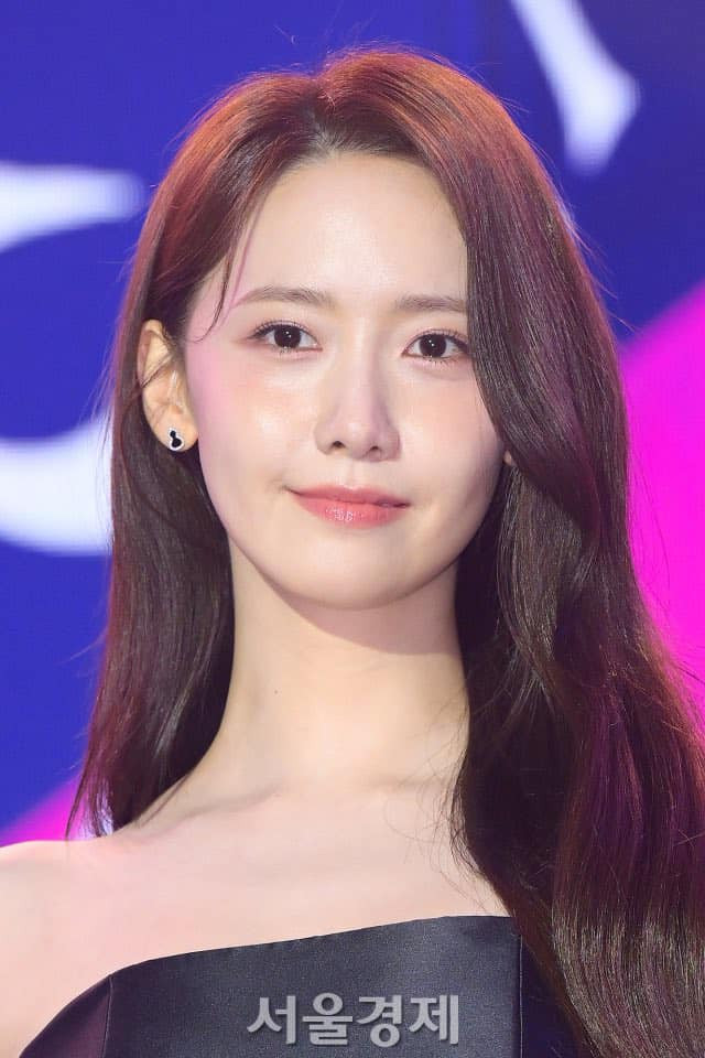 Yoona “đại thắng” tại lễ trao giải với tác phẩm King The Land. Cô nàng chiến thắng tại hạng mục Popularity Awards và Best Couple Awards cùng mỹ nam Lee Junho. Yoona “đại thắng” tại lễ trao giải với tác phẩm King The Land. Cô nàng chiến thắng tại hạng mục Popularity Awards và Best Couple Awards cùng mỹ nam Lee Junho.