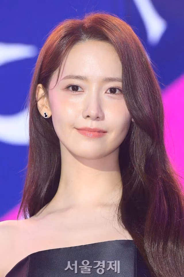 Yoona “đại thắng” tại lễ trao giải với tác phẩm King The Land. Cô nàng chiến thắng tại hạng mục Popularity Awards và Best Couple Awards cùng mỹ nam Lee Junho.