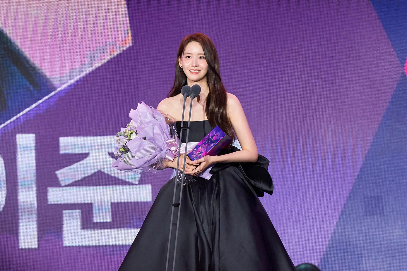 Yoona “đại thắng” tại lễ trao giải với tác phẩm King The Land. Cô nàng chiến thắng tại hạng mục Popularity Awards và Best Couple Awards cùng mỹ nam Lee Junho. Yoona “đại thắng” tại lễ trao giải với tác phẩm King The Land. Cô nàng chiến thắng tại hạng mục Popularity Awards và Best Couple Awards cùng mỹ nam Lee Junho.