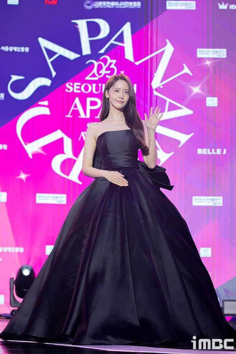 Yoona “đại thắng” tại lễ trao giải với tác phẩm King The Land. Cô nàng chiến thắng tại hạng mục Popularity Awards và Best Couple Awards cùng mỹ nam Lee Junho. Yoona “đại thắng” tại lễ trao giải với tác phẩm King The Land. Cô nàng chiến thắng tại hạng mục Popularity Awards và Best Couple Awards cùng mỹ nam Lee Junho.