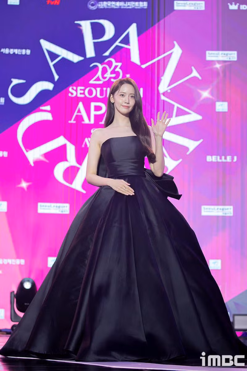 Yoona “đại thắng” tại lễ trao giải với tác phẩm King The Land. Cô nàng chiến thắng tại hạng mục Popularity Awards và Best Couple Awards cùng mỹ nam Lee Junho.
