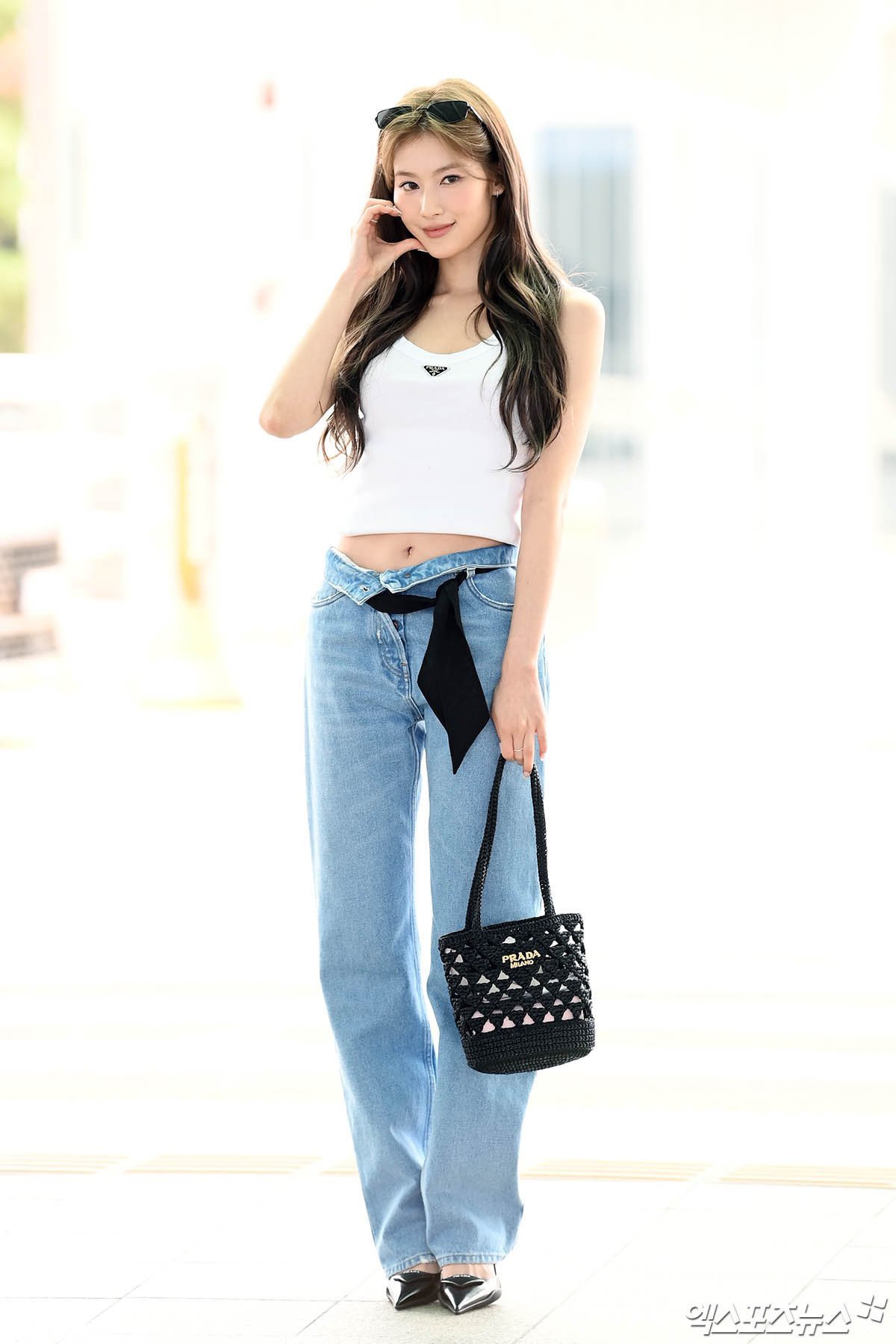 Trước đó, tại sân bay khởi hành sang Ý, cô nàng diện trang phục năng động, khoe sắc vóc khỏe khoắn.