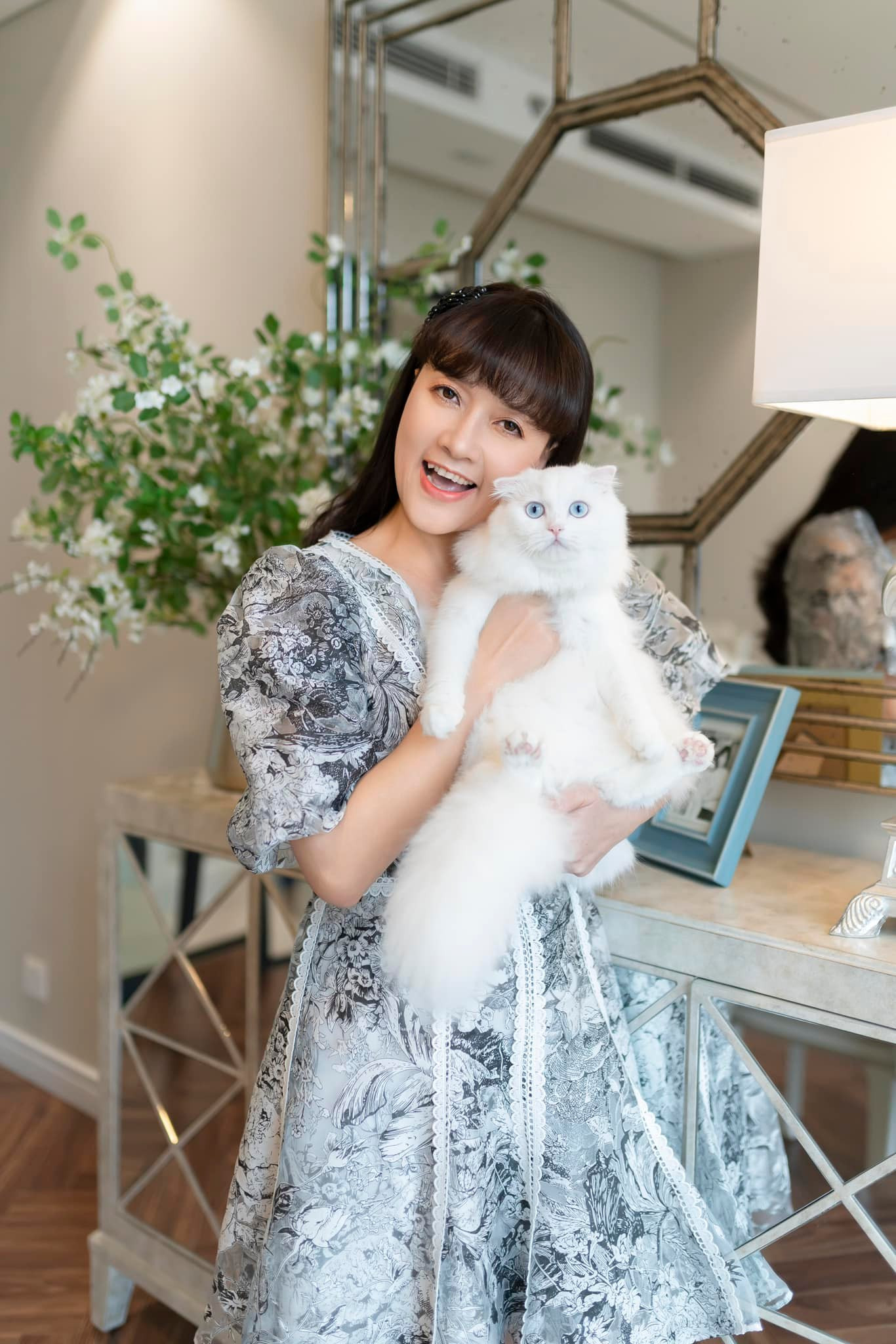 Nghệ sĩ Vân Dung duy trì vẻ rạng rỡ, nhan sắc trẻ trung ở tuổi 49.