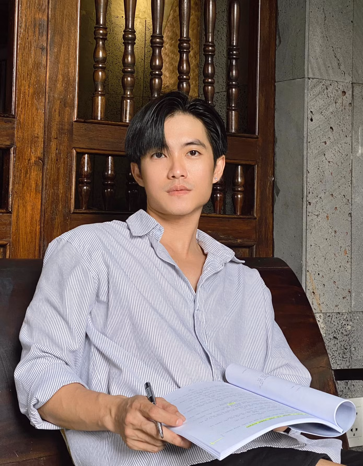 Nhan sắc thư sinh của mỹ nam 30 tuổi có nhiều nét tương đồng với chàng thơ Mắt Biếc - Trần Nghĩa nhưng nam tính, rắn rỏi hơn.
