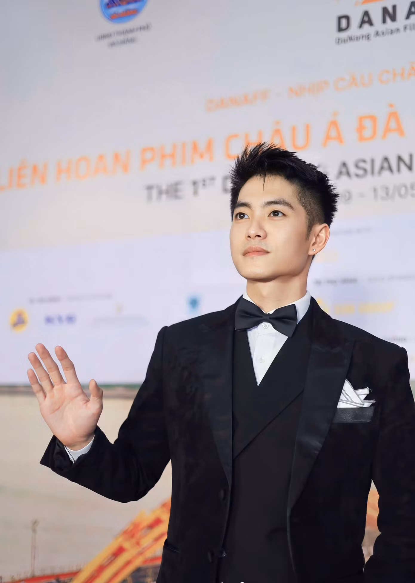 Vẻ lịch lãm của nam diễn viên trong âu phục tại các sự kiện.
