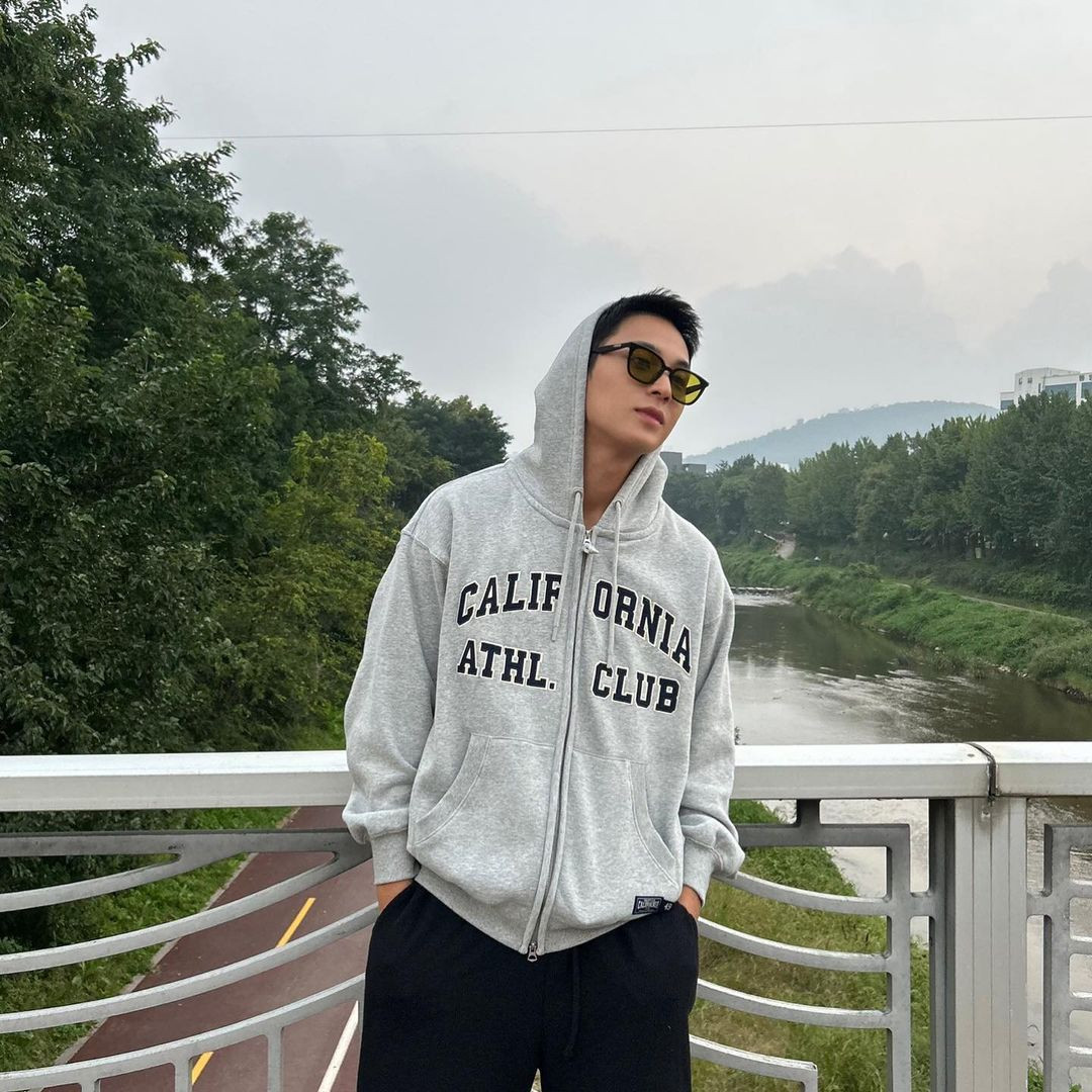 Mỹ nam SEVENTEEN ưa chuộng trang phục năng động, đơn giản, toát lên tinh thần phóng khoáng, tự do trong các hình ảnh đời thường.