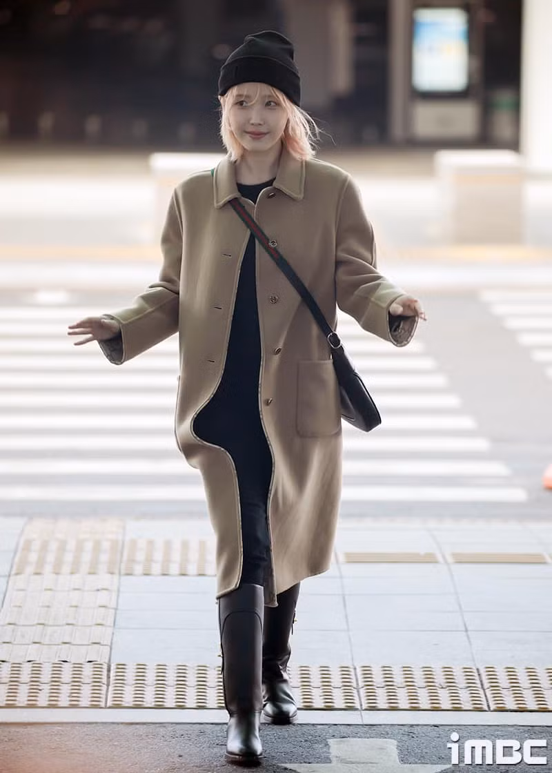 Trước đó, “em gái quốc dân” xuất hiện tại sân bay khởi hành tham dự Milan Fashion Week 2024 với màu tóc mới cùng áo khoác be nhận về nhiều lời khen.