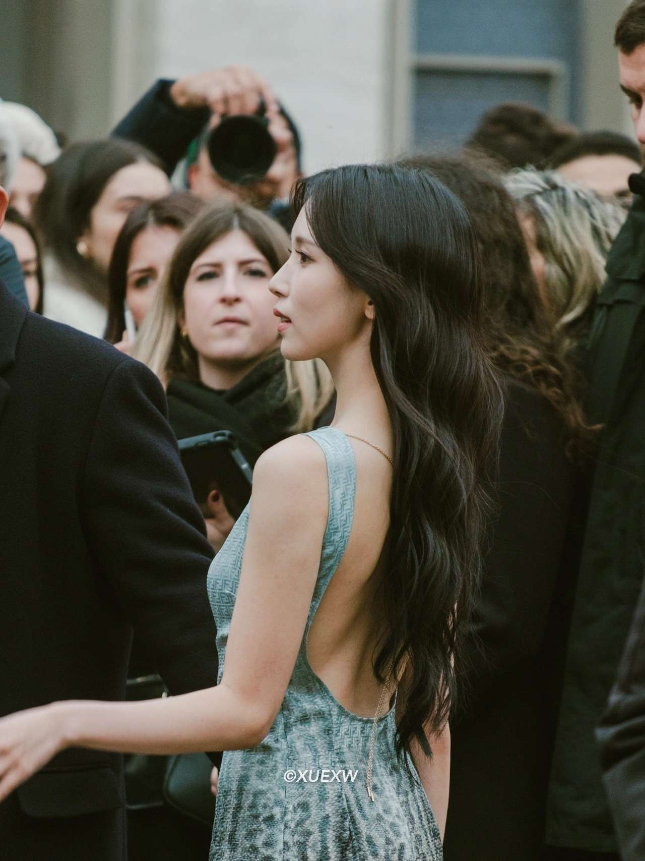 Mina TWICE gây sốt từ sân bay khởi hành sang Pháp cho tới hiện trường show diễn khi khoe triệt để bờ lưng trần.