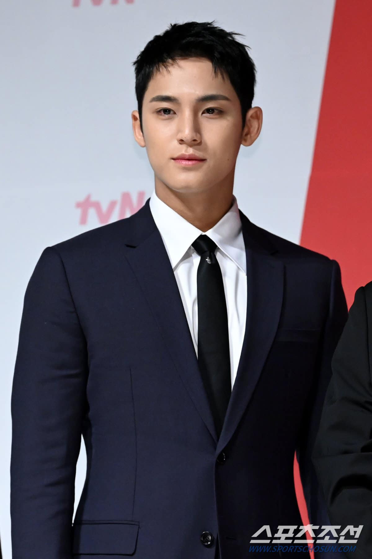 Trong các sự kiện thảm đỏ, nam idol ghi điểm với phong cách lịch lãm.