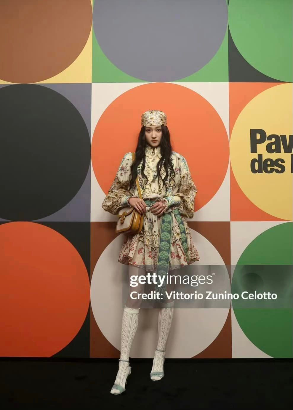 Cnet nhận xét Quan Hiểu Đồng &quot;cân đẹp&quot; bộ trang phục mang hơi hướng cổ điển nhờ sắc vóc mảnh mai, gương mặt mang khí chất sang chảnh.