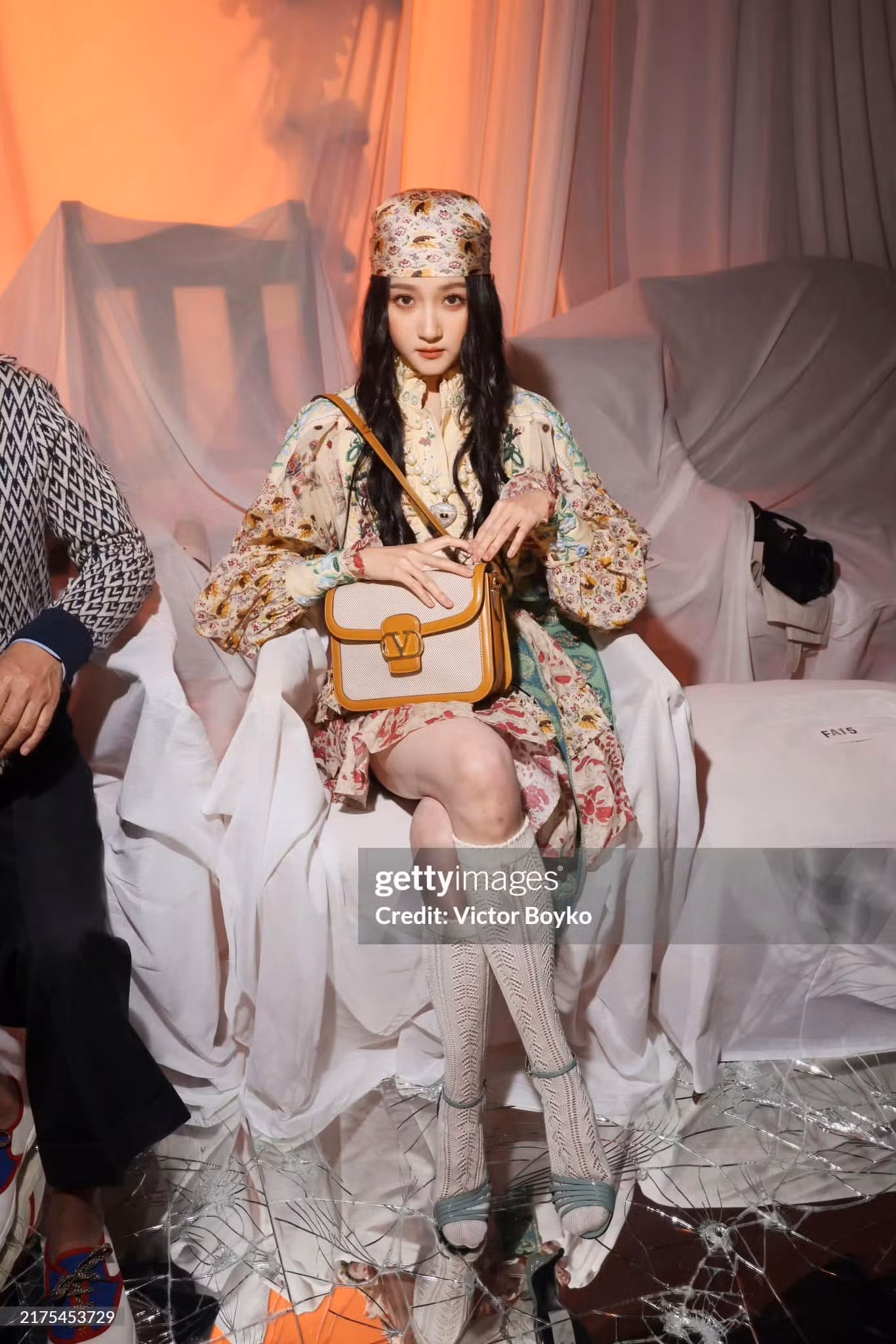 Cnet nhận xét Quan Hiểu Đồng "cân đẹp" bộ trang phục mang hơi hướng cổ điển nhờ sắc vóc mảnh mai, gương mặt mang khí chất sang chảnh.