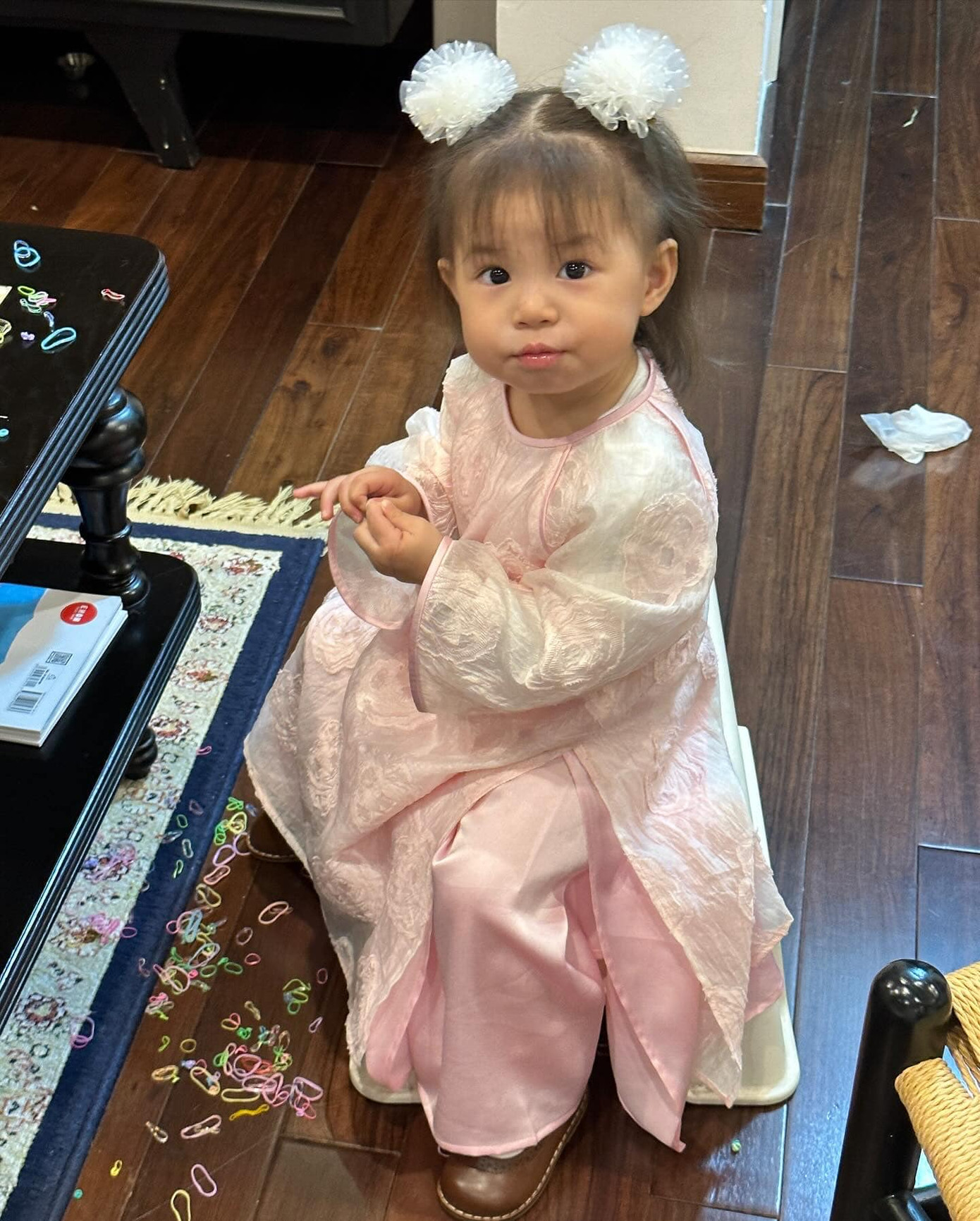 Sắc hồng pastel trở thành tông màu được ưa chuộng nhất dịp Tết Giáp Thìn. Hotgirl Salim cùng chồng thiếu gia và con gái ton sur ton với trang phục truyền thống.