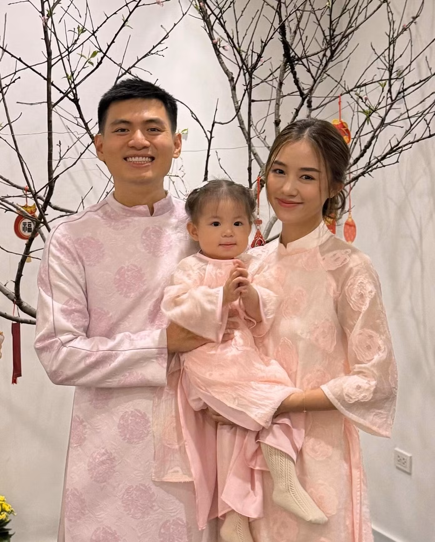 Sắc hồng pastel trở thành tông màu được ưa chuộng nhất dịp Tết Giáp Thìn. Hotgirl Salim cùng chồng thiếu gia và con gái ton sur ton với trang phục truyền thống.
