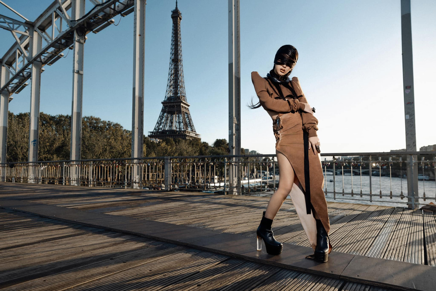 Cận cảnh vẻ ngoài &quot;độc lạ&quot; của Quỳnh Anh Shyn trong lần thứ 3 tham dự show diễn của thương hiệu Rick Owens.