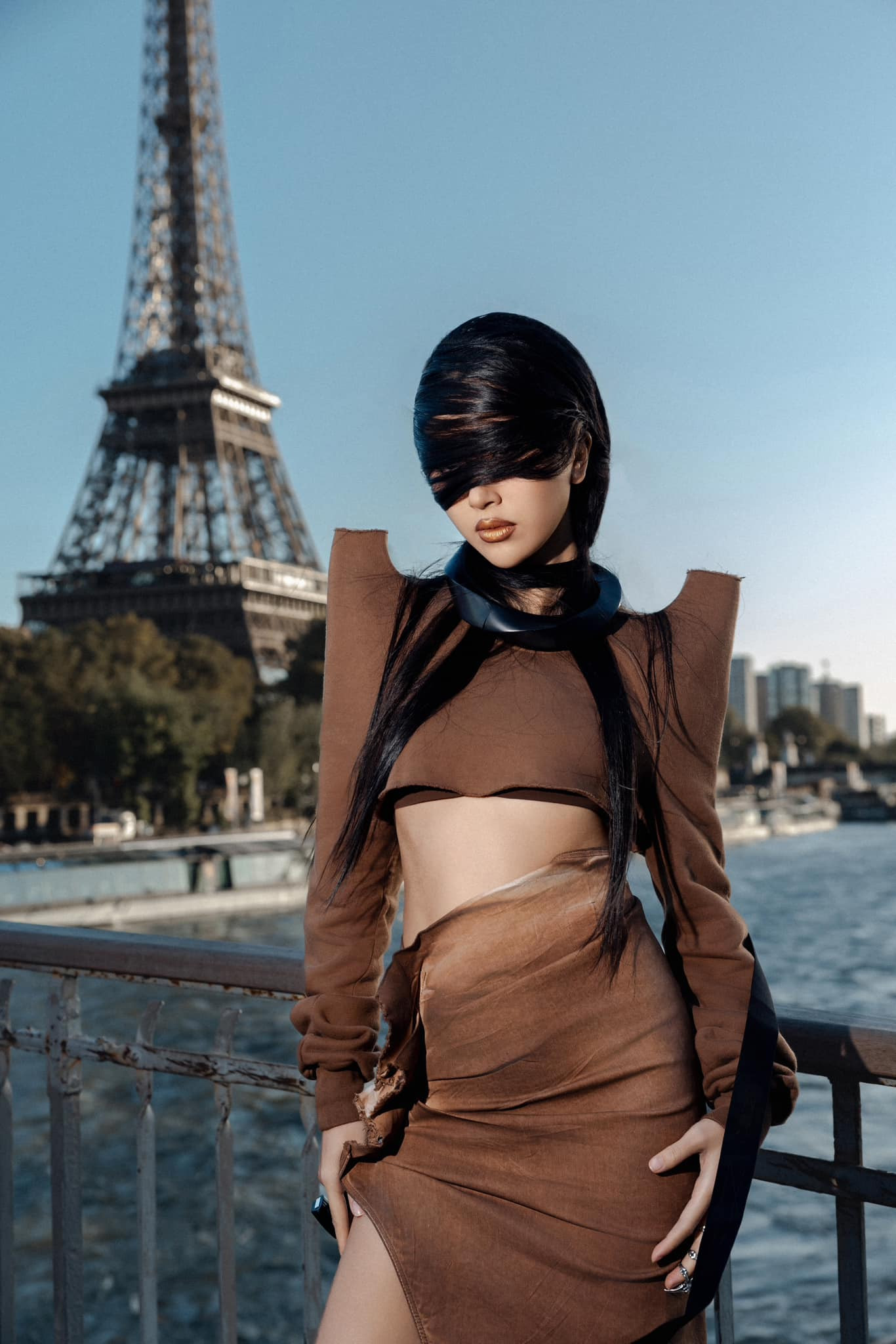 Cận cảnh vẻ ngoài &quot;độc lạ&quot; của Quỳnh Anh Shyn trong lần thứ 3 tham dự show diễn của thương hiệu Rick Owens.