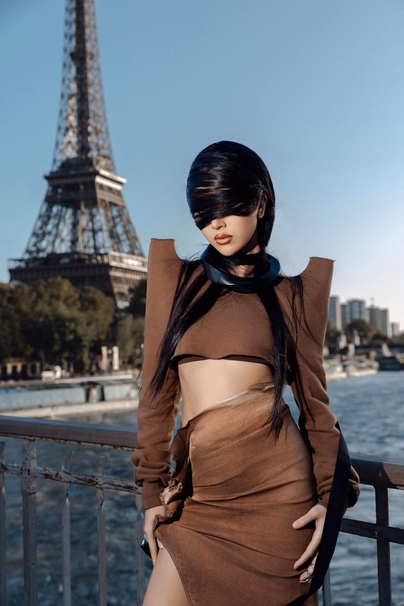 Cận cảnh vẻ ngoài "độc lạ" của Quỳnh Anh Shyn trong lần thứ 3 tham dự show diễn của thương hiệu Rick Owens. Cận cảnh vẻ ngoài "độc lạ" của Quỳnh Anh Shyn trong lần thứ 3 tham dự show diễn của thương hiệu Rick Owens.