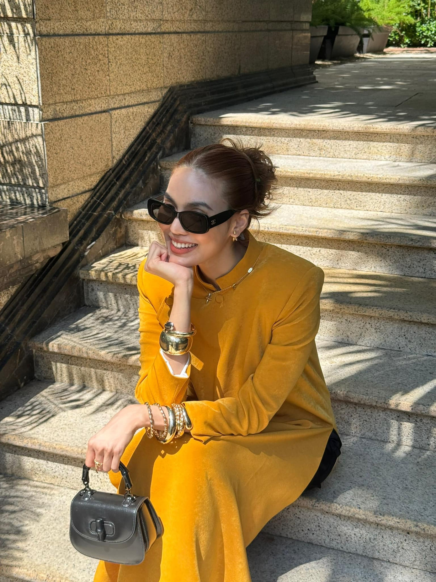 Thiết kế áo dài vai vuông cá tính của NTK Long Ng được nhiều "chị đại" ưa thích. Mùng 3 Tết, siêu mẫu Lan Khuê "đụng hàng" trang phục du Xuân với Thanh Hằng.