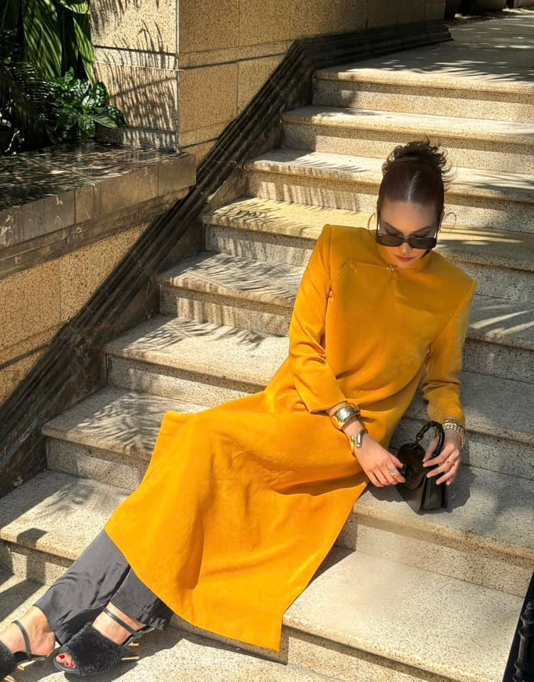 Thiết kế áo dài vai vuông cá tính của NTK Long Ng được nhiều "chị đại" ưa thích. Mùng 3 Tết, siêu mẫu Lan Khuê "đụng hàng" trang phục du Xuân với Thanh Hằng.