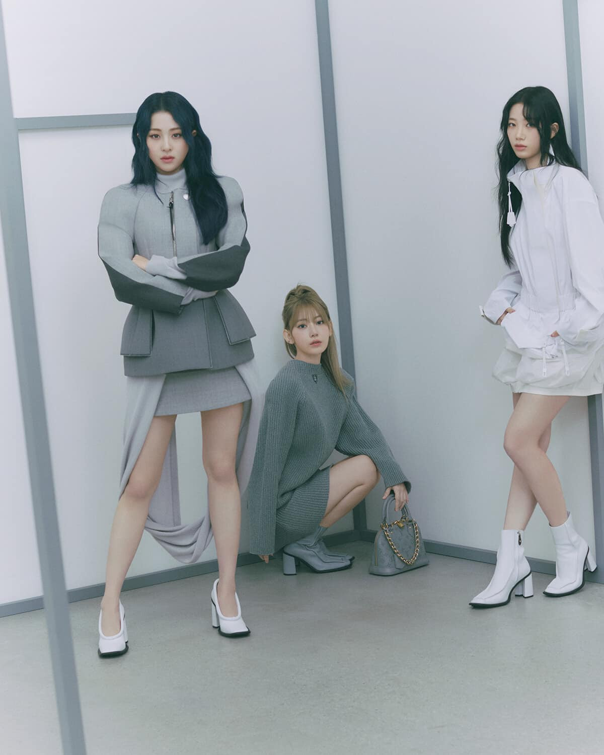 Sở hữu sắc vóc mảnh mai, khí chất phóng khoáng, Yunjin LE SSERAFIM không quá &quot;lép vế&quot; khi so với đàn chị Lisa BLACKPINK.