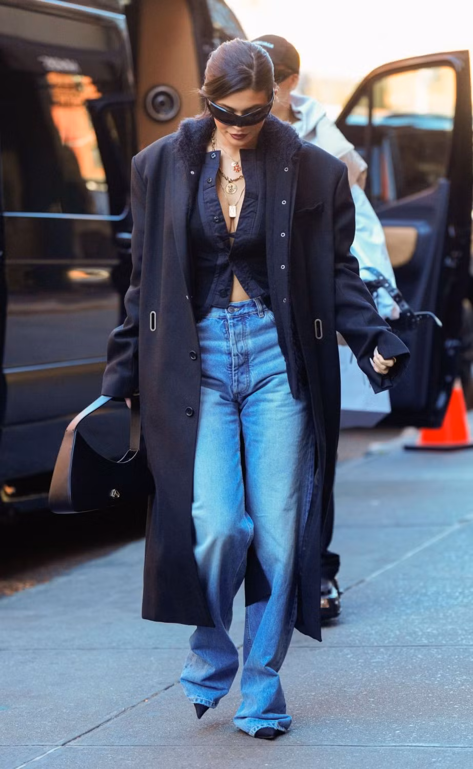 "Chiến thần xu hướng" Kylie Jenner được cho là người nổi tiếng đầu tiên lăng xê túi xách của nhà mốt Aupen. Nữ doanh nhân dạo phố với thiết kế Fearless.